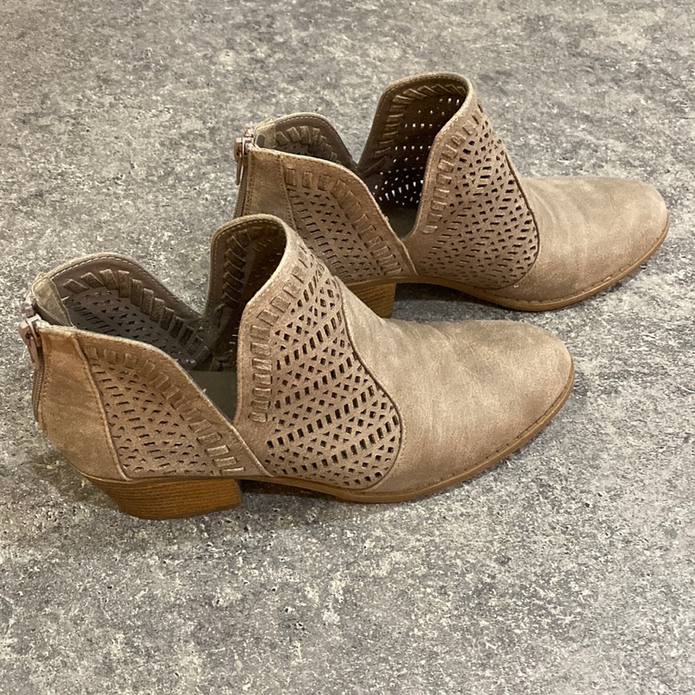 Taupe/Grey open-sided ankle boots